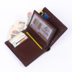 ⁦محفظة جولينك للرجال - موديل GL32441 | محفظة جلد طبيعي بنية اللون ممتازة ذات فتحات متعددة للبطاقات - وحماية RFID⁩ - الصورة ⁦7⁩